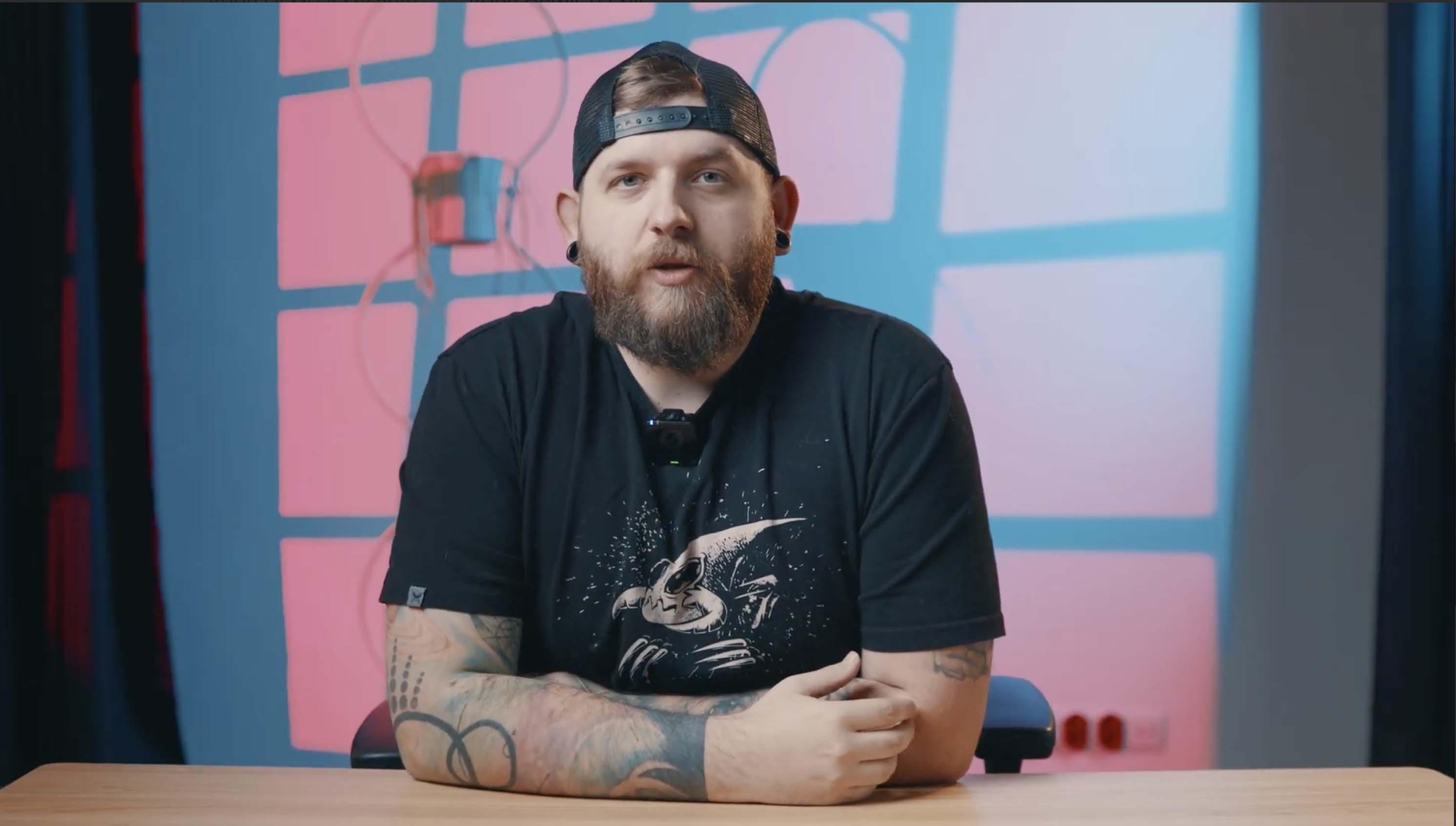 Gadająca głowa z kolorowym tłem i praktycznym setupem światła.