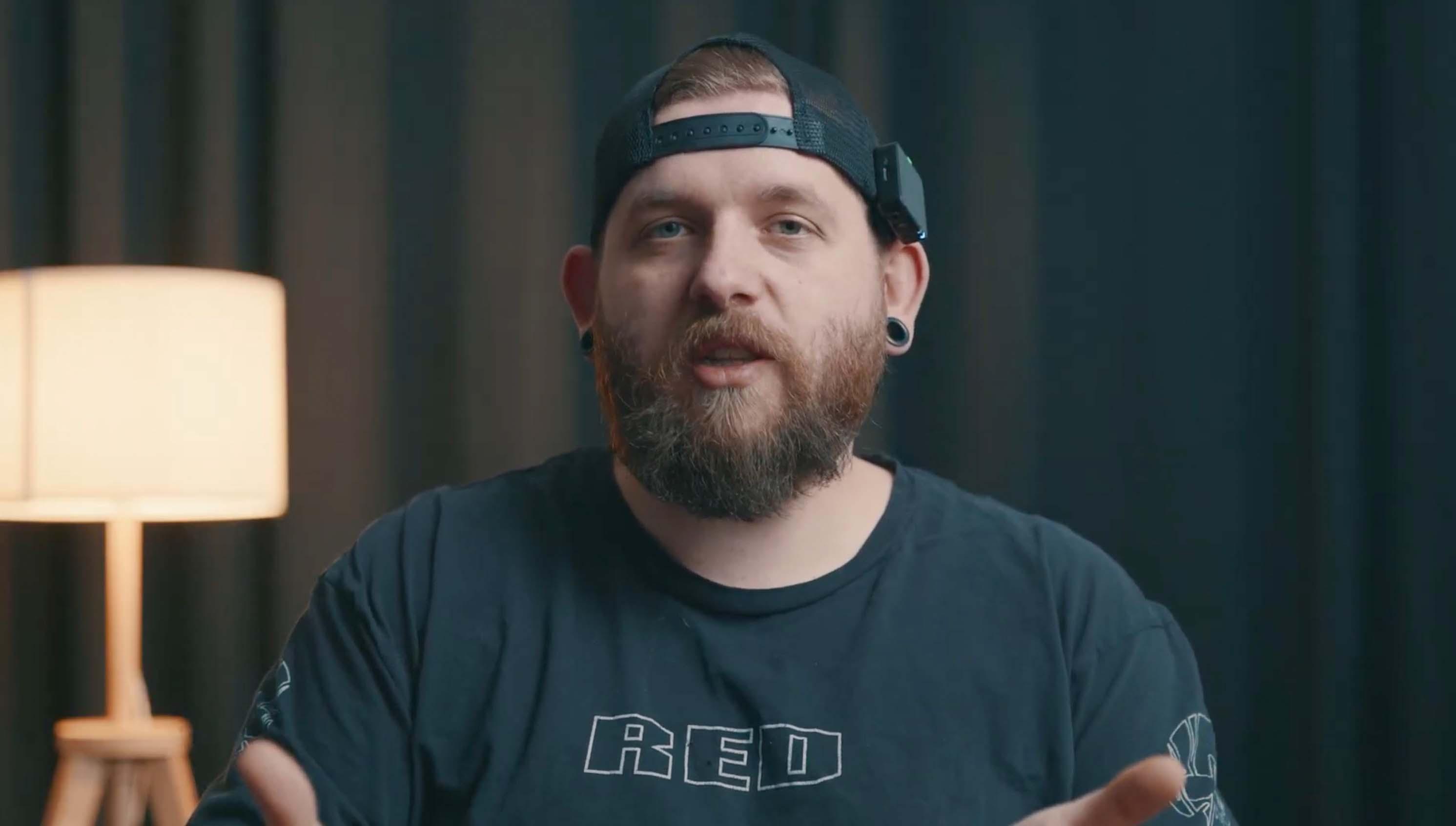 Talking head z prostym setupem na jedną lampę.