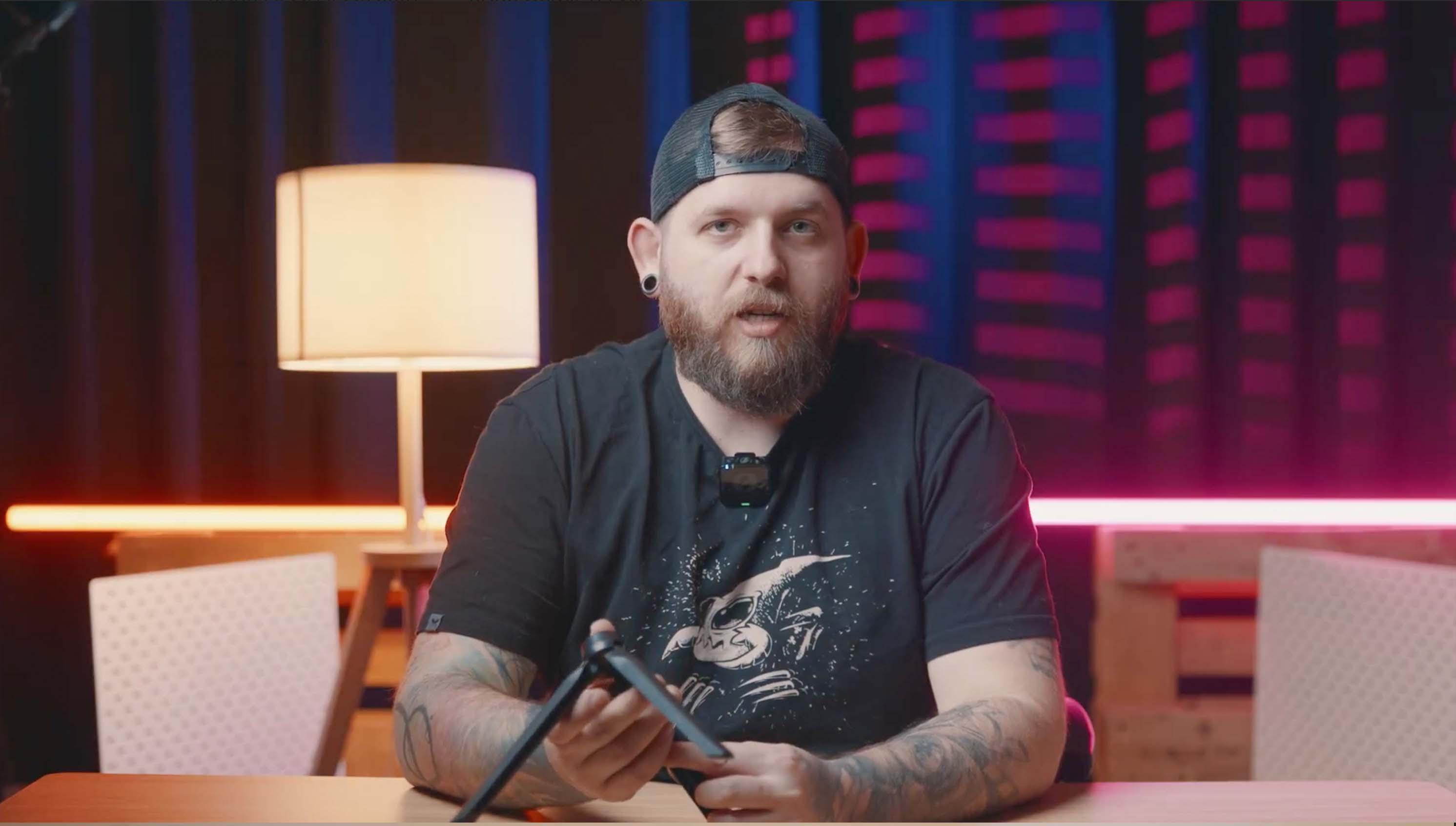 Setup z kolorowym tłem i tubą LED.