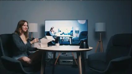 Szerokie ujecie na podcascie - Miękkie oświetlenie twarzy z minimalnym cieniem