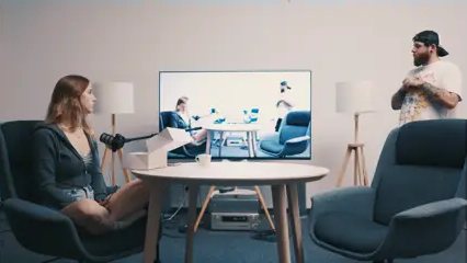 Szerokie ujecie na podcascie - Miękkie oświetlenie z odbiciem od sufitu dla szerokiego ujęcia