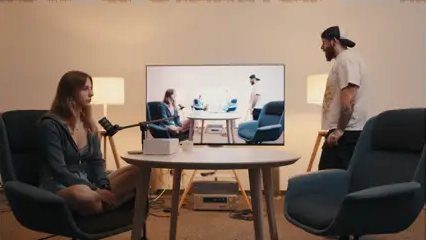 Szerokie ujecie na podcascie - Łagodne cienie i ciepłe tło w szerokim ujęciu