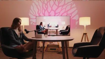 Szerokie ujecie na podcascie - Trójwymiarowy efekt sylwetki z gradientowym tłem