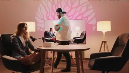 Szerokie ujecie na podcascie - Zastosowanie kontrastowego oświetlenia dla wyraźnego odcięcia postaci od tła