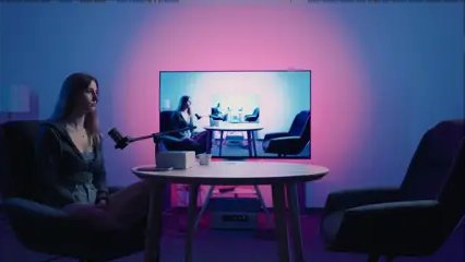 Szerokie ujecie na podcascie - Równomierne oświetlenie tła z niebieskim akcentem