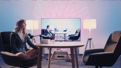 Szerokie ujecie na podcascie - Zrównoważone oświetlenie z kontrastem kolorystycznym