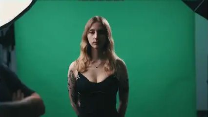 Green screen - Ciemny klucz z kontrastowym oświetleniem postaci na zielonym tle