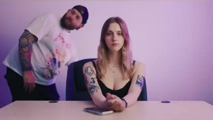 Pomieszczenie z biala sciana i malo miejsca za postacia - Efekt kolorowego tła z wykorzystaniem tuby LED