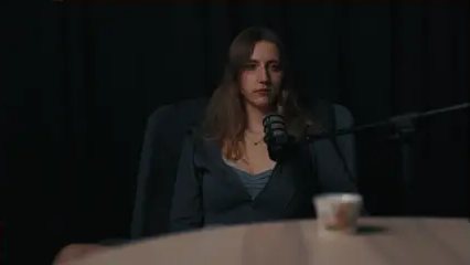 Ustawienie na goscia podcastu - Efekt miękkiego światła z delikatnym cieniem na twarzy gościa podcastu