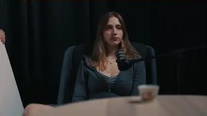 Ustawienie na goscia podcastu - Dramatyczne oświetlenie twarzy z wykorzystaniem softboxa i grida