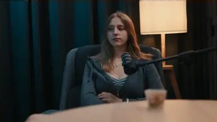 Ustawienie na goscia podcastu - Zrównoważone oświetlenie podcastu z kontrastującymi kolorami