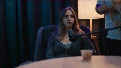 Ustawienie na goscia podcastu - Efekt kolorystyczny z niebieskim tłem i ciepłym światłem na gościu podcastu