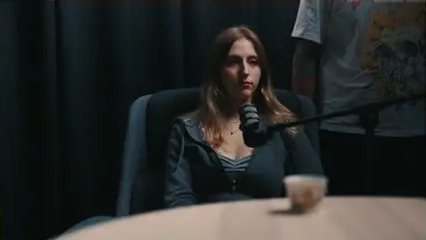 Ustawienie na goscia podcastu - Dramatyczne oświetlenie podcastu z wyraźnym trójkątem światła na twarzy