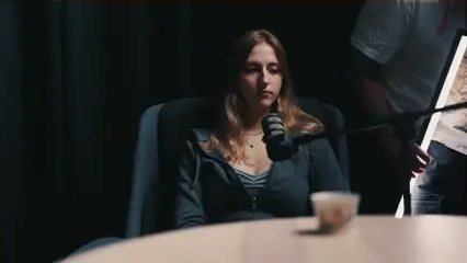 Ustawienie na goscia podcastu - Silna kontra świetlna podkreślająca kontury postaci w podcaście