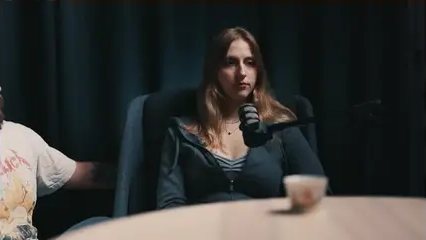 Ustawienie na goscia podcastu - Efekt spotlightu z niebieskim filtrem na gościa podcastu